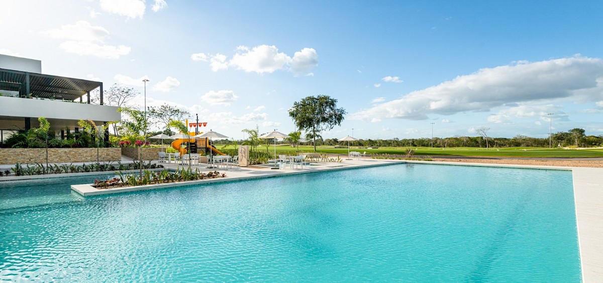 PROVINCIA · Lotes y residencias en privada con campo de golf