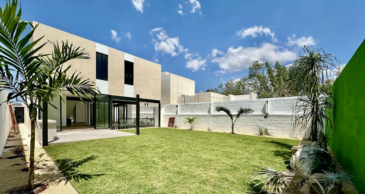 PROVINCIA · Lotes y residencias en privada con campo de golf